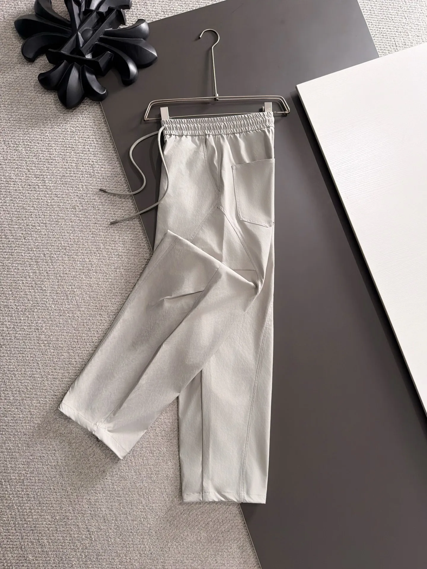 Next day shipment LP high quality Loro Piana 26ss autumn and winter new high-quality trousers Compare real-life details at will A perfect choice for autumn and winter. A must-have item. Sizes: M to 3XL (please state your height and weight when placing an order)